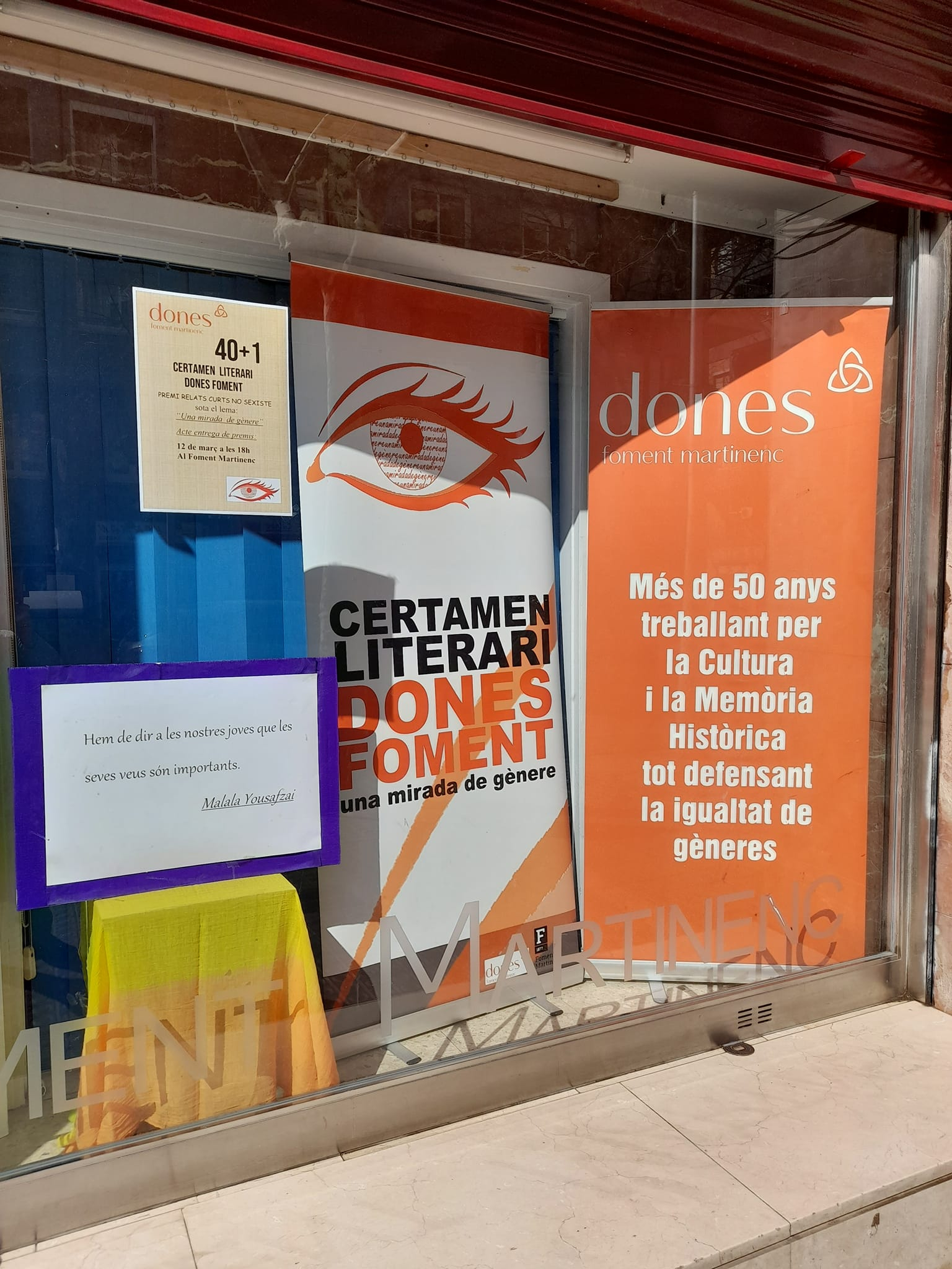 Dones_Aparador